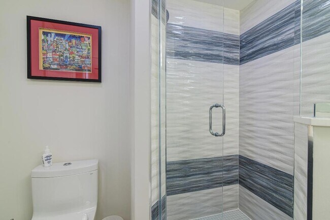 Building Photo - 100 SE 5th Ave