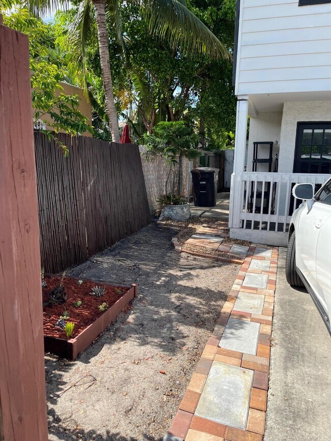 Building Photo - 301 Central Dr