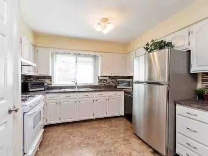 Fully equipped kitchen - 553 W Park Ave