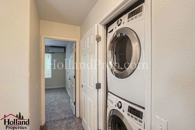 Building Photo - Beautiful End-Unit Townhome with 3 Bedrooms, 3 Full Baths & Private Outdoor Living