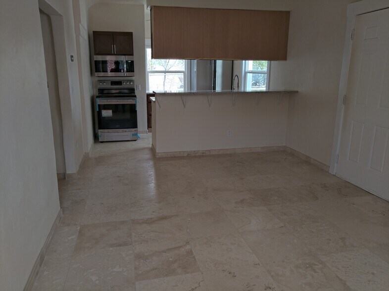 Living room - 1536 E 8th St