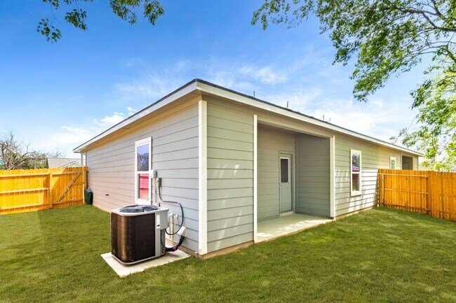 Building Photo - Stunning New Duplex Home in Seguin