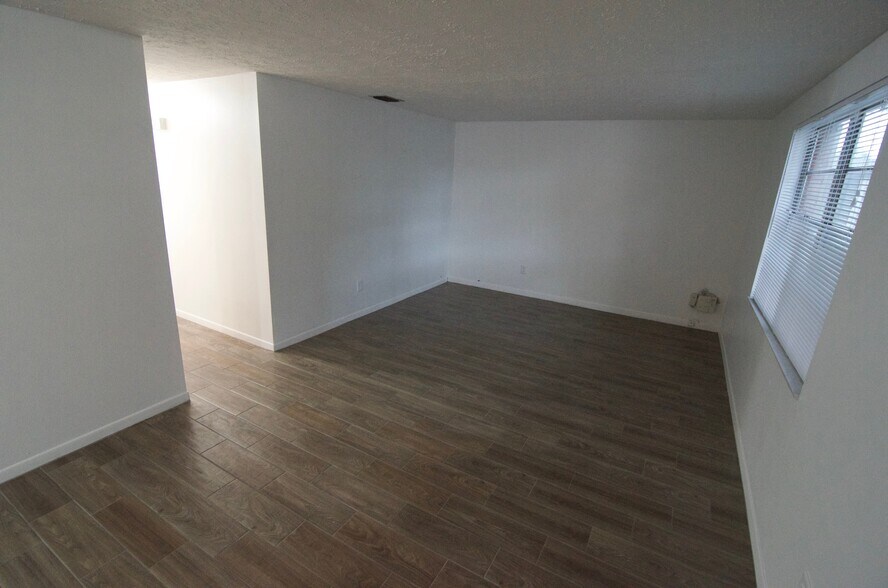 Building Photo - 3624 W Anderson Ave