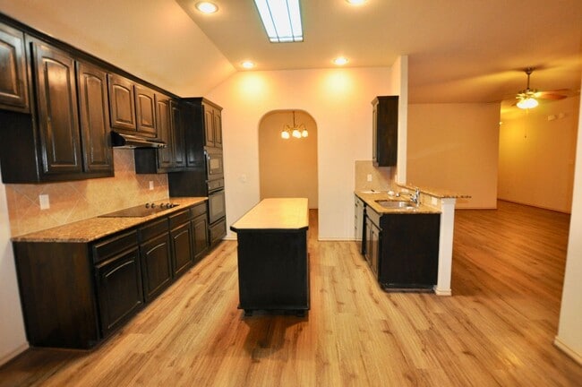 Building Photo - FOR LEASE! (Available October 20th) Spacio...