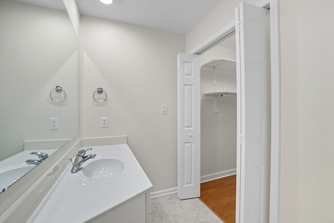 Building Photo - 9221 N Vicksburg Park Ct