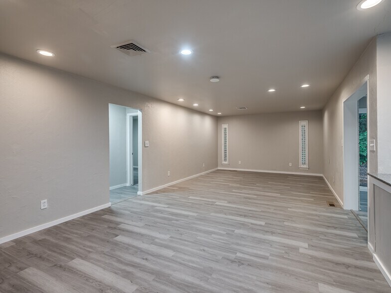 Building Photo - 12136 Thorn Ridge Rd