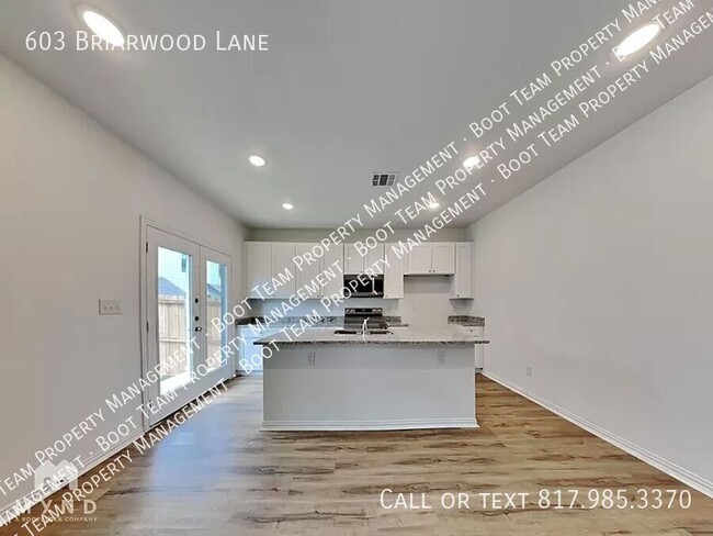 Building Photo - Modern 2022-Built Townhome with Fenced Yar...