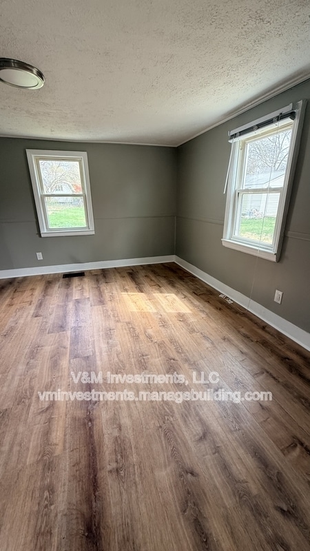 Building Photo - 522 Oak St