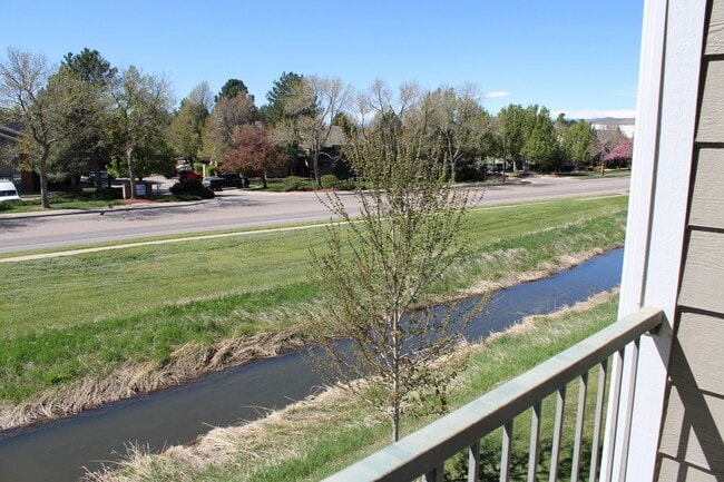 Building Photo - Spacious 2-Bedroom Condo Backing to Open Space