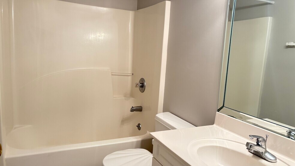 Building Photo - 11 Willow Tree Ct