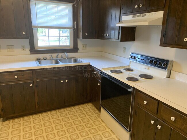 Building Photo - 216 W Broaddus Ave