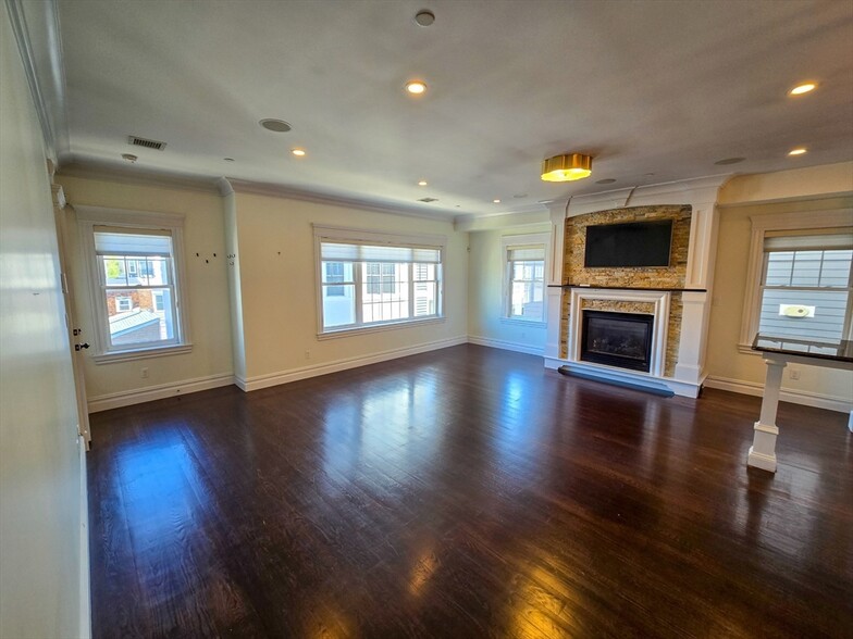 Building Photo - 161 Tudor St