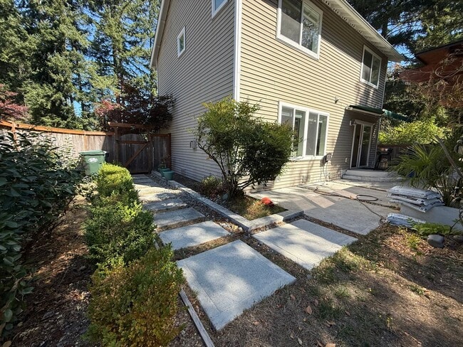 Building Photo - 3 Bedroom DuPont Home for Rent