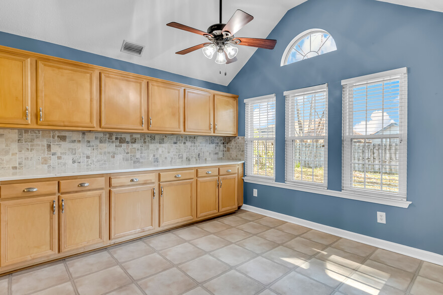 Kitchen/breakfast area - 12 Hopeland Dr