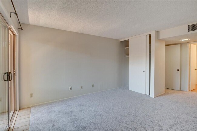Building Photo - Fantastic 1 Bedroom Condo in Point Loma!!