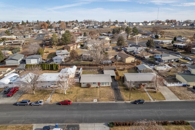 Building Photo - Updated Rambler w/ Fenced Backyard!