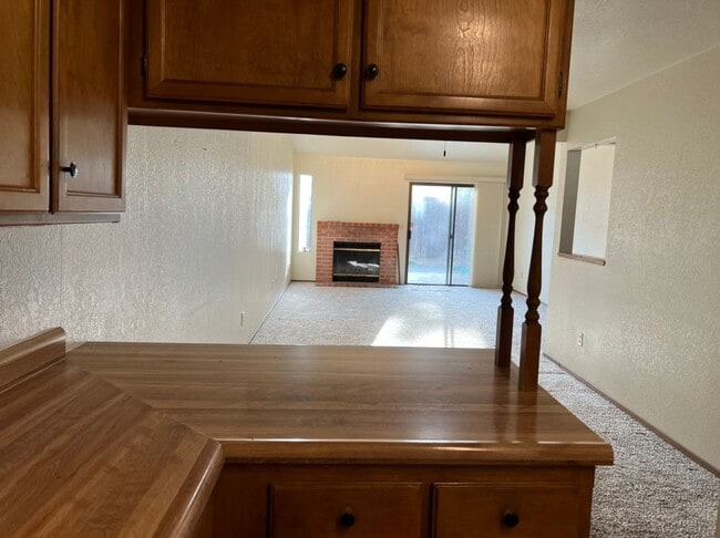 Building Photo - Single story condo located in Cedarbrook's Gated Community!