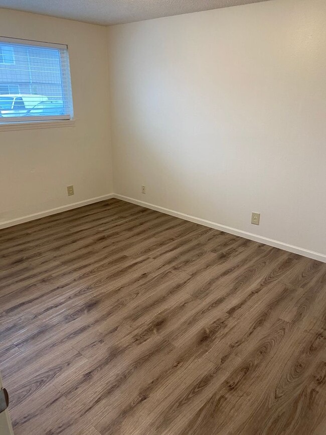 Building Photo - (905) Draper Arms Apartments - 2 Bedroom / 1 Bathroom (UPDATED)