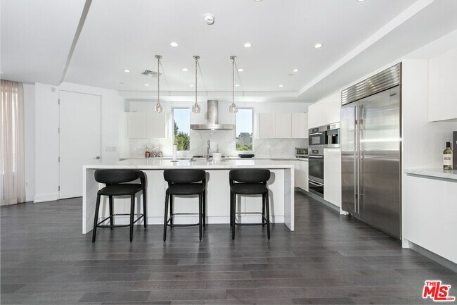 Building Photo - 460 N Palm Dr
