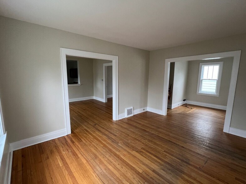 Building Photo - 206 E Molloy Rd