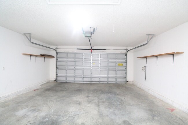 Building Photo - Spacious 3BR with Sunroom & Eat-In Kitchen – Holsberry Estates