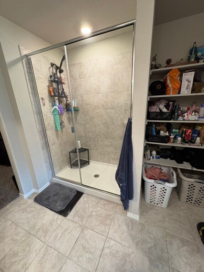 Building Photo - 4 Bedroom 2 Bath in Mesa Verde