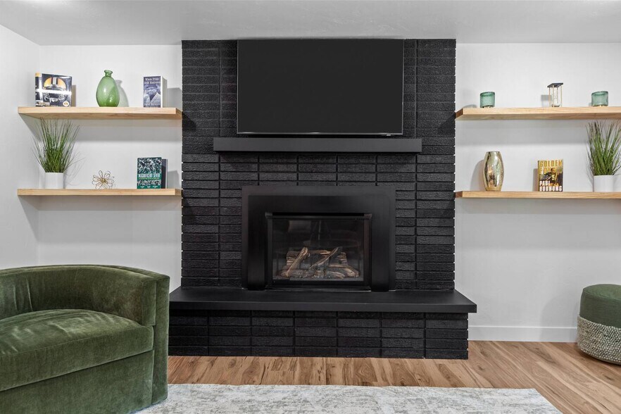 Building Photo - 1095 April Ln