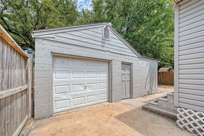 Building Photo - 817 Eleanor St