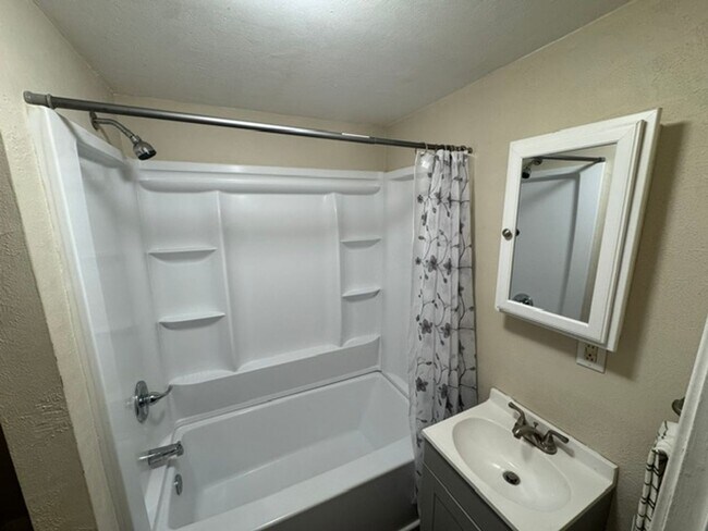 Building Photo - Charming 2 Bedroom Bungalow