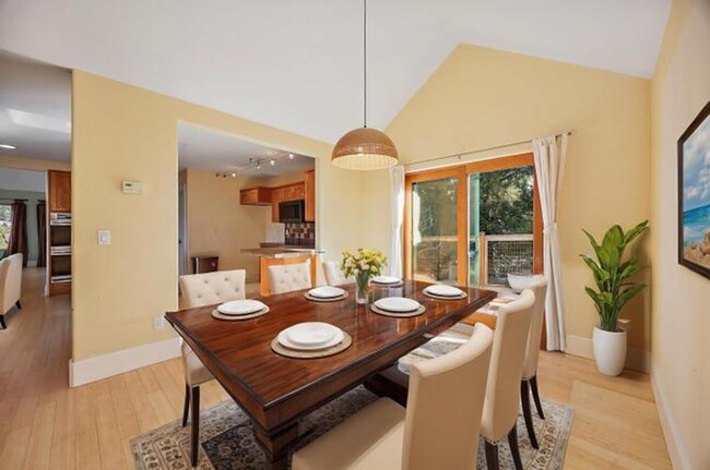 Building Photo - STUNNING 3000 sq ft HOME OFF HILLCREST RD