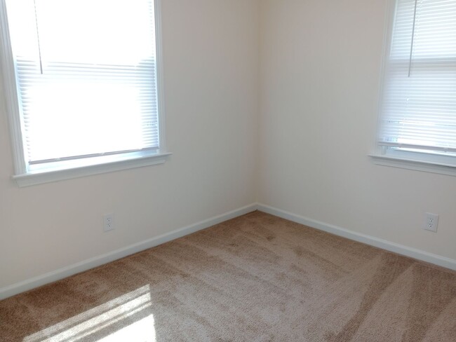 Building Photo - Darling 3 Bedroom Ranch with Fully Fenced ...