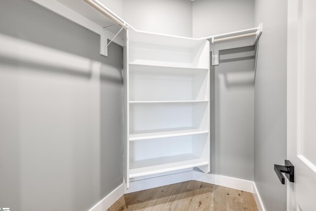 Building Photo - 610 N Shamrock Ave