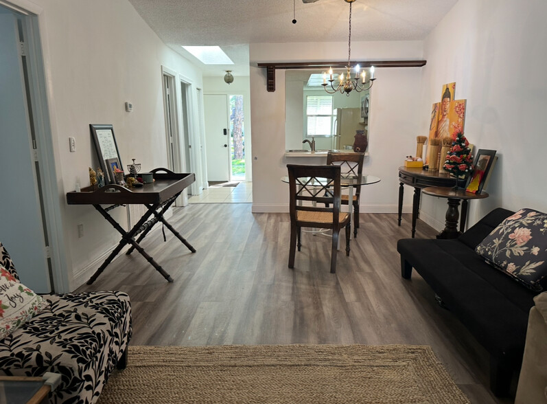 Building Photo - 5310 Royal Palm Ave