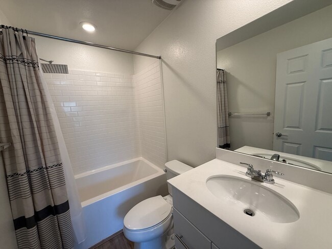 Building Photo - Luxury Townhome 3 level 2 car garage  modern kitchen must see charmer $3350
