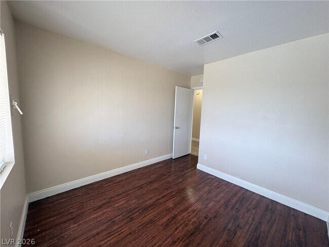 Building Photo - 1613 Crystal Chimes Dr