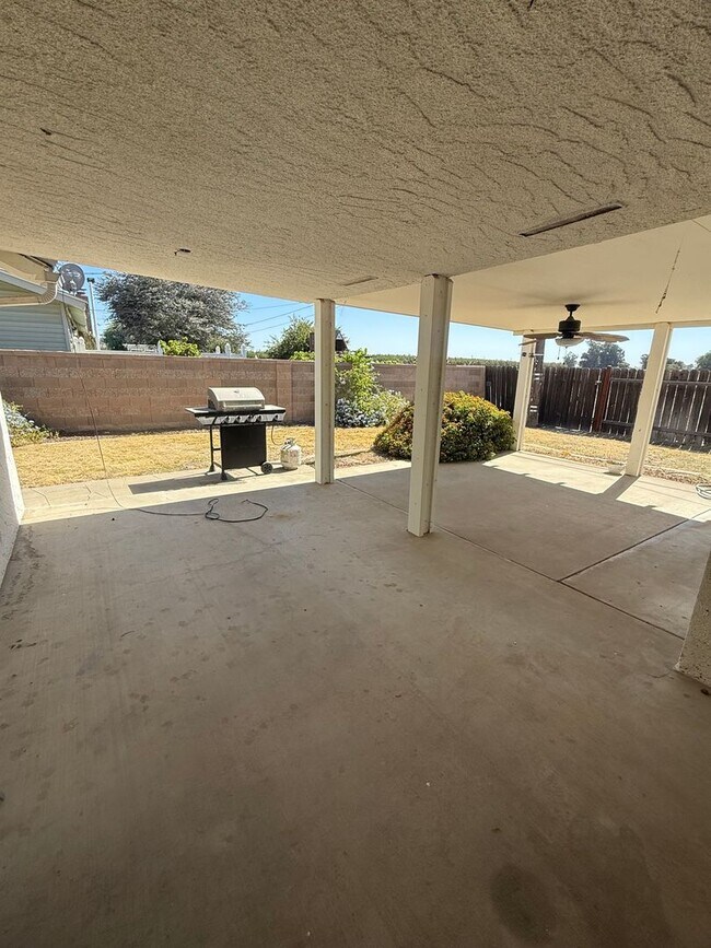 Building Photo - Solar equipped home in Lemoore coming soon!