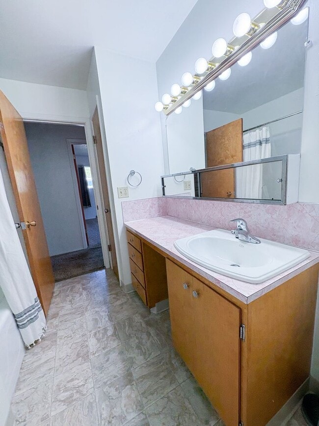 Building Photo - Spacious 3 bed 1.5 bath heights home