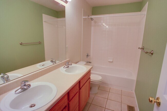 Building Photo - Spacious 4-Bedroom Home in Prime Littleton...