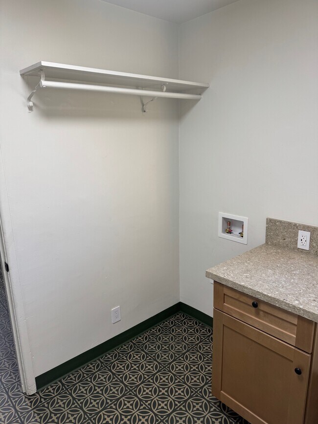 Building Photo - 2230 Alta Vista Dr