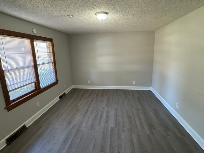 Building Photo - 3 Bedroom Brick House