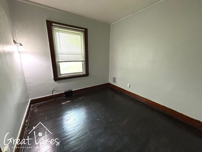 Building Photo - Cozy 2 Bedroom 1 Bathroom now available for rent!