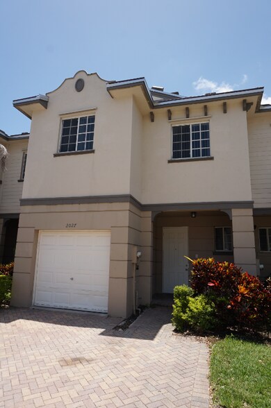 Primary Photo - 2026 Nassau Dr