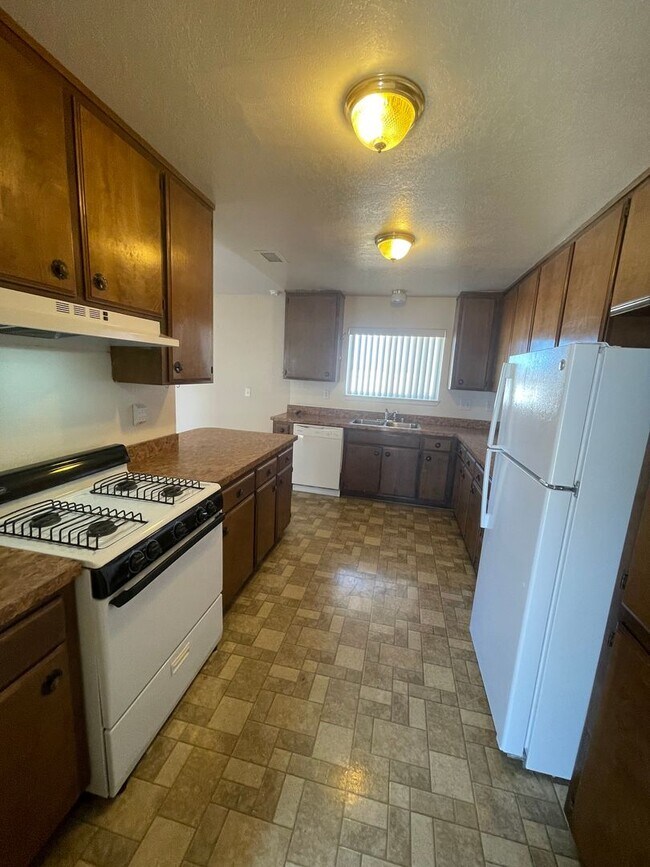 Building Photo - Apple Valley-Cute Starter Home- 2 Bedrooms, 2 Bathrooms, All Appliances Included, Fully Fenced