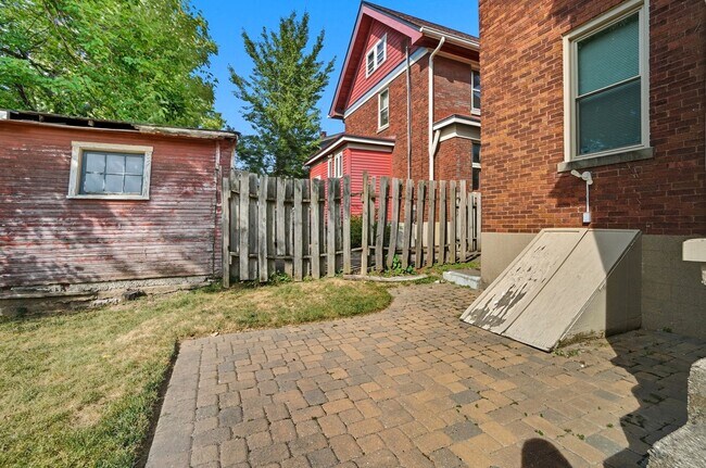 Building Photo - 6 Bed/3 Bath Remodeled Hyde Park Home w/Ce...