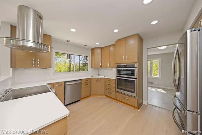 Building Photo - 5240 Clarendon Crest St