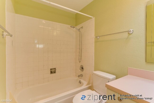 Building Photo - 2 br, 2 bath Condo - 13680 NE 69th St, Red...