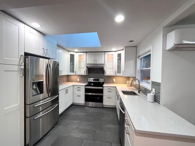 Building Photo - 158 Jelliff Mill Rd