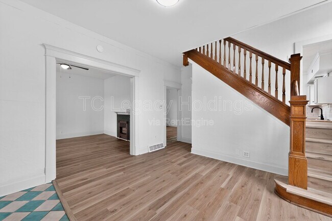 Building Photo - 1527 Farland Ave
