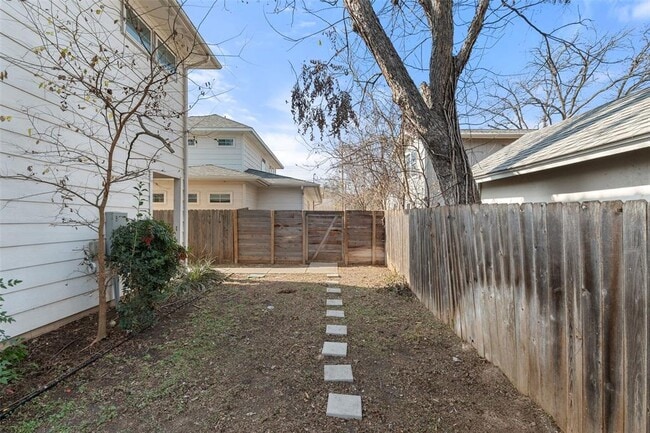 Building Photo - 1003 Fiesta St