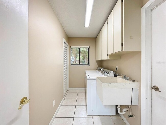 Building Photo - 951 Versailles Cir